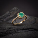 Anillo de compromiso con esmeralda natural de 1.0ct corte brillante y 32 diamantes naturales laterales elaborado en oro amarillo de 14k