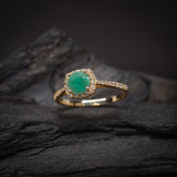 Anillo de compromiso con esmeralda natural de 1.0ct corte brillante y 32 diamantes naturales laterales elaborado en oro amarillo de 14k
