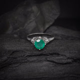 Anillo de compromiso con esmeralda natural de 1.0ct corte brillante y 18 diamantes naturales laterales realizado en oro blanco de 14k