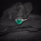 Anillo de compromiso con esmeralda natural de 1.0ct corte brillante y 18 diamantes naturales laterales realizado en oro blanco de 14k