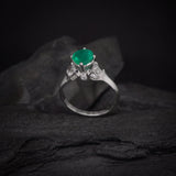Anillo de compromiso con esmeralda natural de 1.0ct corte brillante y 18 diamantes naturales laterales realizado en oro blanco de 14k