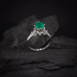 Anillo de compromiso con esmeralda natural de 1.0ct corte brillante y 18 diamantes naturales laterales realizado en oro blanco de 14k