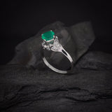 Anillo de compromiso con esmeralda natural de 1.0ct corte brillante y 18 diamantes naturales laterales realizado en oro blanco de 14k