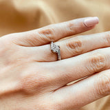 Anillo de compromiso con diamante natural central de .50ct corte brillante con certificación GIA y 12 diamantes naturales elaborado en oro blanco de 14k