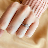 Anillo de compromiso con diamante natural central de .50ct corte brillante con certificación GIA y 12 diamantes naturales elaborado en oro blanco de 14k