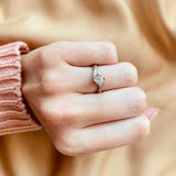 Anillo de compromiso con diamante natural central de .50ct corte brillante con certificación GIA y 12 diamantes naturales elaborado en oro blanco de 14k