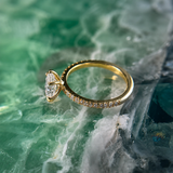 Anillo de compromiso con diamante de laboratorio de 1.0ct corte marquise con certificado IGI y 20 diamantes de laboratorio elaborado en oro amarillo de 14k