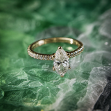Anillo de compromiso con diamante de laboratorio de 1.0ct corte marquise con certificado IGI y 20 diamantes de laboratorio elaborado en oro amarillo de 14k