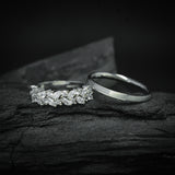 Par de argollas de matrimonio macizas de 2mm y 6mm con incrustación de cristales elaboradas en oro blanco de 18k