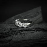 Par de argollas de matrimonio macizas de 2mm y 6mm con incrustación de cristales elaboradas en oro blanco de 18k