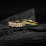 Par de argollas de matrimonio macizas de 2mm y 6mm con incrustación de cristales elaboradas en oro amarillo de 18k