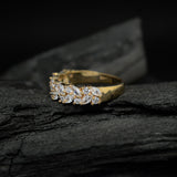 Par de argollas de matrimonio macizas de 2mm y 6mm con incrustación de cristales elaboradas en oro amarillo de 18k