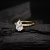 Anillo de compromiso con moissanita de 2.0ct corte gota con certificado GRA y 10 moissanitas laterales elaborado en oro amarillo de 14k