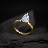 Anillo de compromiso con moissanita de 2.0ct corte gota con certificado GRA y 10 moissanitas laterales elaborado en oro amarillo de 14k