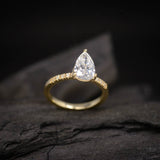 Anillo de compromiso con moissanita de 2.0ct corte gota con certificado GRA y 10 moissanitas laterales elaborado en oro amarillo de 14k