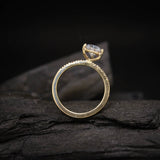 Anillo de compromiso con moissanita de 2.0ct corte gota con certificado GRA y 10 moissanitas laterales elaborado en oro amarillo de 14k