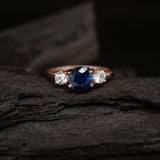 Anillo de compromiso con zafiro natural de 1.0ct corte brillante y 2 diamantes naturales elaborado en oro rosa de 14k