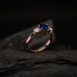 Anillo de compromiso con zafiro natural de 1.0ct corte brillante y 2 diamantes naturales elaborado en oro rosa de 14k