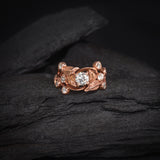 Anillo de compromiso con diamante natural central de .50ct corte brillante con certificación GIA y 8 diamantes naturales laterales elaborado en oro rosa de 14k