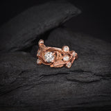 Anillo de compromiso con diamante natural central de .50ct corte brillante con certificación GIA y 8 diamantes naturales laterales elaborado en oro rosa de 14k