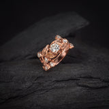 Anillo de compromiso con diamante natural central de .50ct corte brillante con certificación GIA y 8 diamantes naturales laterales elaborado en oro rosa de 14k