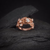 Anillo de compromiso con diamante natural central de .50ct corte brillante con certificación GIA y 8 diamantes naturales laterales elaborado en oro rosa de 14k