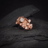 Anillo de compromiso con diamante natural central de .50ct corte brillante con certificación GIA y 8 diamantes naturales laterales elaborado en oro rosa de 14k