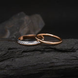 Par de argollas de matrimonio macizas de 3mm y 2mm con incrustación de cristales (mitad de la pieza) elaboradas en oro rosa y blanco de 18k