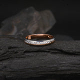 Par de argollas de matrimonio macizas de 3mm y 2mm con incrustación de cristales (mitad de la pieza) elaboradas en oro rosa y blanco de 18k