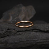 Par de argollas de matrimonio macizas de 3mm y 2mm con incrustación de cristales (mitad de la pieza) elaboradas en oro rosa y blanco de 18k