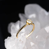 Anillo de compromiso con diamante de laboratorio central de .30ct corte brillante con certificado IGI elaborado en oro amarillo 14k