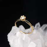 Anillo de compromiso con diamante de laboratorio central de .30ct corte brillante con certificado IGI elaborado en oro amarillo 14k