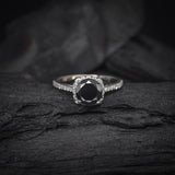 Anillo de compromiso con diamante negro natural central de 1.0ct corte brillante y 32 diamantes naturales laterales elaborado en oro blanco de 14k
