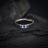 Argolla de matrimonio confort sólida de 4mm con incrustaciones de zafiros naturales elaborada en oro blanco 10k