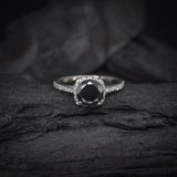 Anillo de compromiso con diamante negro natural central de 1.0ct corte brillante y 32 cristales laterales elaborado en oro blanco de 14k