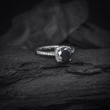 Anillo de compromiso con diamante negro natural central de 1.0ct corte brillante y 32 diamantes naturales laterales elaborado en oro blanco de 14k