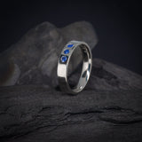 Argolla de matrimonio confort sólida de 4mm con incrustaciones de zafiros naturales elaborada en oro blanco 18k