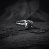 Anillo de compromiso con diamante negro natural central de 1.0ct corte brillante y 32 cristales laterales elaborado en oro blanco de 14k