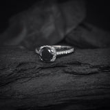Anillo de compromiso con diamante negro natural central de 1.0ct corte brillante y 32 diamantes naturales laterales elaborado en oro blanco de 14k