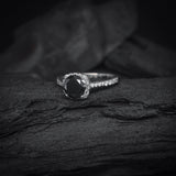 Anillo de compromiso con diamante negro natural central de 1.0ct corte brillante y 32 cristales laterales elaborado en oro blanco de 14k
