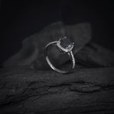 Anillo de compromiso con diamante negro natural central de 1.0ct corte brillante y 32 diamantes naturales laterales elaborado en oro blanco de 14k