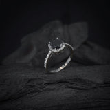 Anillo de compromiso con diamante negro natural central de 1.0ct corte brillante y 32 diamantes naturales laterales elaborado en oro blanco de 14k