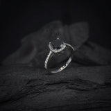 Anillo de compromiso con diamante negro natural central de 1.0ct corte brillante y 32 cristales laterales elaborado en oro blanco de 14k