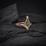 Anillo de compromiso con diamante natural sal y pimienta central de .87ct corte cometa y 12 diamantes naturales laterales elaborado en oro rosa de 14k