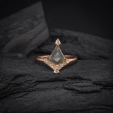 Anillo de compromiso con diamante natural sal y pimienta central de .87ct corte cometa y 12 diamantes naturales laterales elaborado en oro rosa de 14k