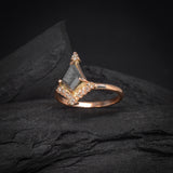 Anillo de compromiso con diamante natural sal y pimienta central de .87ct corte cometa y 12 diamantes naturales laterales elaborado en oro rosa de 14k