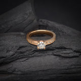 Anillo de compromiso con diamante natural central de .40ct corte brillante con certificación GIA y 20 diamantes naturales laterales elaborado en oro amarillo de 14k