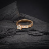 Anillo de compromiso con diamante natural central de .40ct corte brillante con certificación GIA y 20 diamantes naturales laterales elaborado en oro amarillo de 14k