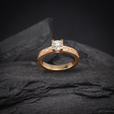 Anillo de compromiso con diamante natural central de .40ct corte brillante con certificación GIA y 20 diamantes naturales laterales elaborado en oro amarillo de 14k