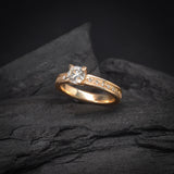 Anillo de compromiso con diamante natural central de .40ct corte brillante con certificación GIA y 20 diamantes naturales laterales elaborado en oro amarillo de 14k
